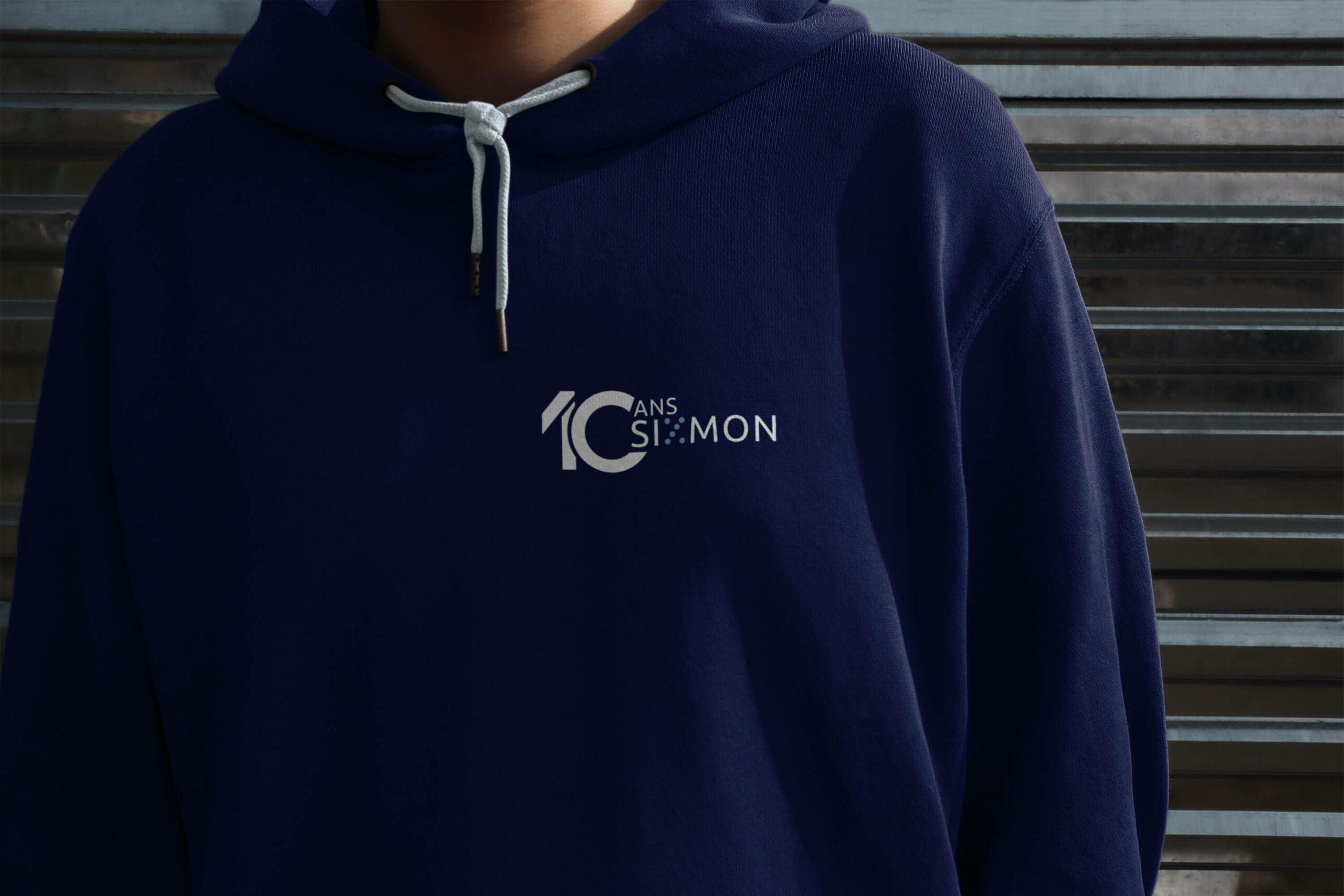 https://www.ave-studio.fr/wp-content/uploads/2025/03/Sixmon-logo-10ans-hoodie-ave-studio-scaled.jpg